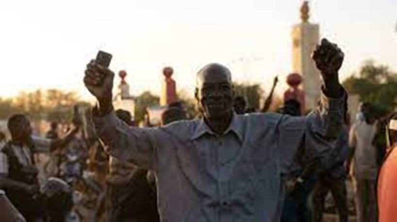 Des Burkinabè célèbrent la prise de pouvoir par les militaires