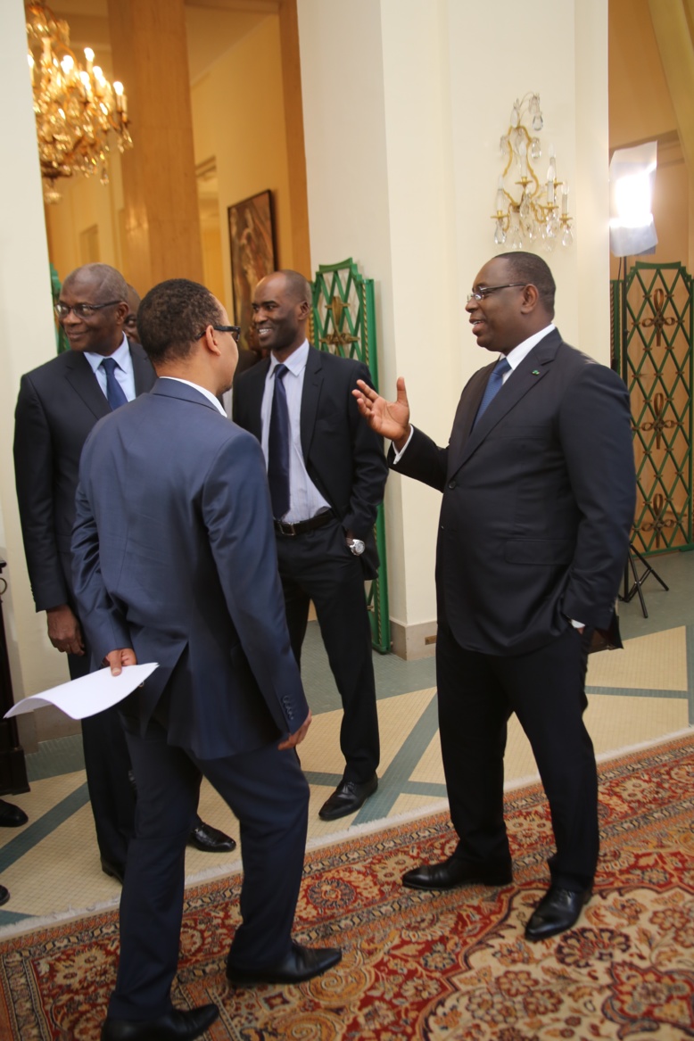 Discours de fin d'Année 2013: Deux photos du président avec ses collaborateurs avant son discours Discours de fin d'Année 2013: Deux photos du président avec ses collaborateurs avant son discours