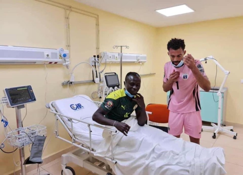 L’image du jour: Sadio Mané et le gardien de but du Cap-Vert se retrouvent à l’hôpital