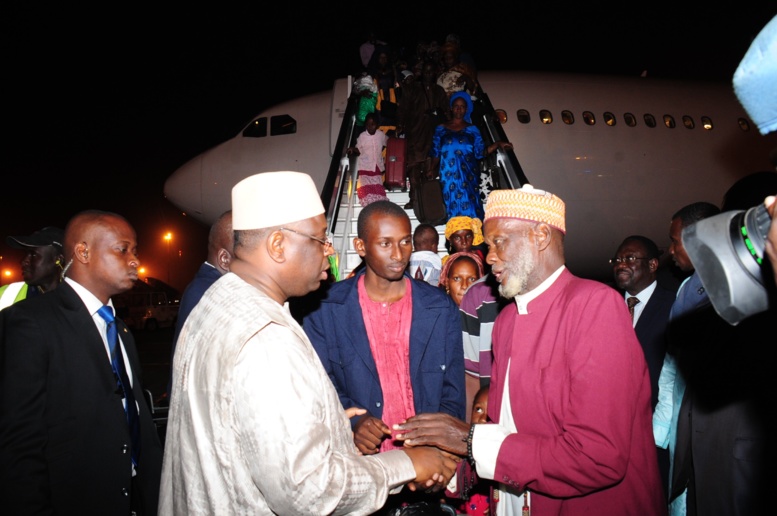Retour des Sénégalais de Bangui: les images du président Sall les accueillant à l'aéroport Retour des Sénégalais de Bangui: les images du président Sall les accueillant à l'aéroport