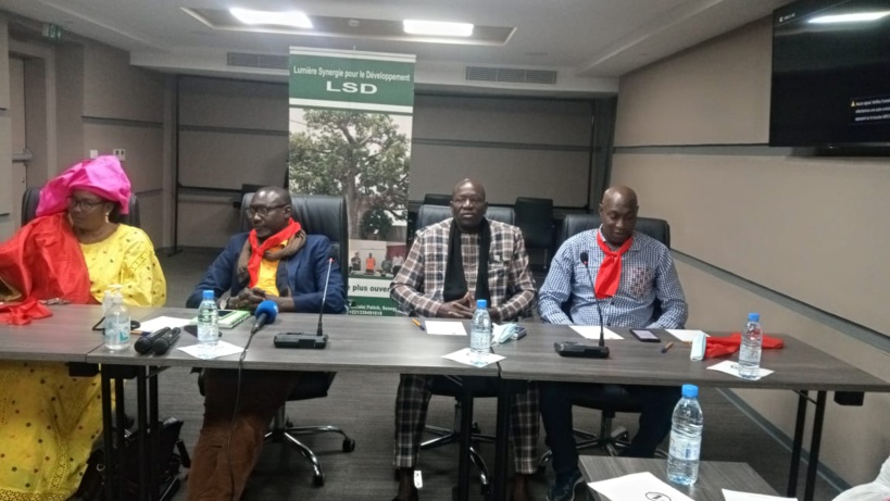 En visite à Dakar, le président de la BAD interpellé par les impactés du TER En visite à Dakar, le président de la BAD interpellé par les impactés du TER