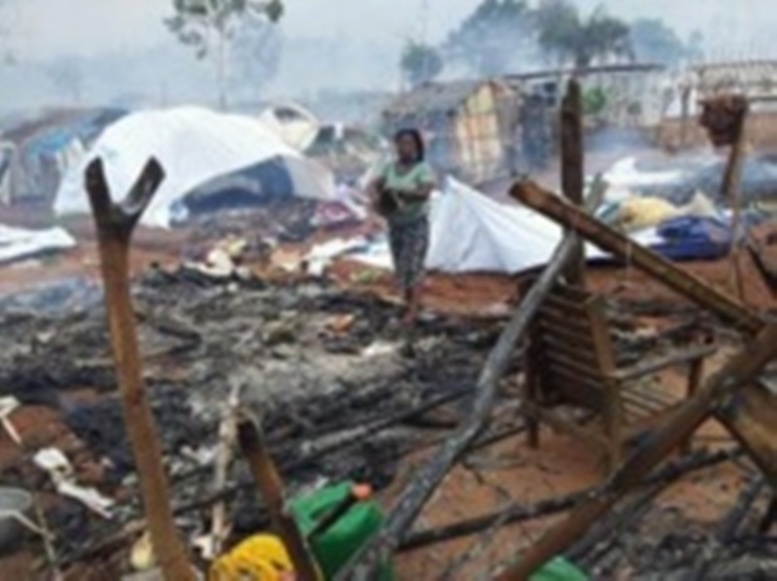 Camp de Nahibly, le 20 juillet 2012. Une femme au milieu des décombres calcinés. REUTERS/Stringer Camp de Nahibly, le 20 juillet 2012. Une femme au milieu des décombres calcinés. REUTERS/Stringer