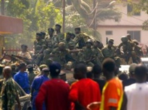 Des soldats guinéens patrouillant dans les rues de Conakry, dans des véhicules blindés, le 23 décembre 2008. AFP