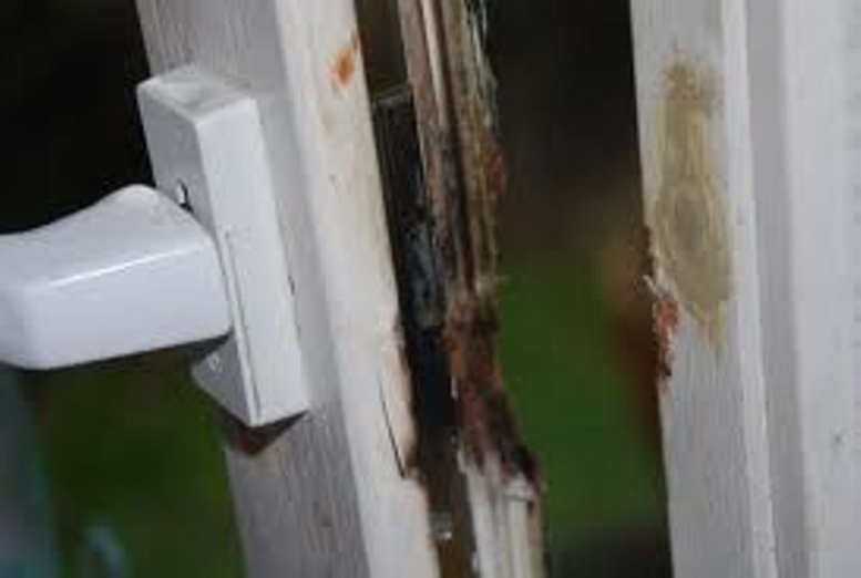 Vol à la Sicap Liberté 2: un malfaiteur défonce une fenêtre et emporte un ordinateur, un portable et des bijoux Vol à la Sicap Liberté 2: un malfaiteur défonce une fenêtre et emporte un ordinateur, un portable et des bijoux