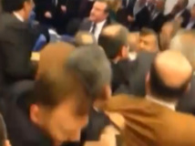 Le débat au Parlement turc a tourné au pugilat ce 11 janvier. Capture d'écran/Dr Le débat au Parlement turc a tourné au pugilat ce 11 janvier. Capture d'écran/Dr