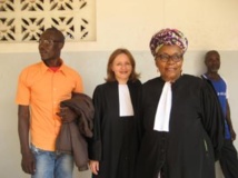 Jean-Claude Mbédé avec deux de ses avocats, à Yaoundé, le 19 novembre 2012. RFI/Sarah Sakho
