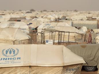 Vue générale du camp de réfugiés de Mbera en Mauritanie qui accueille quelque 70 000 personnes ayant fui le nord du Mali. REUTERS/Joe Penney