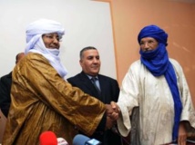 Baye Ag Dikmane (MNLA, à gauche) et Mohamed Ag Arib (Ansar Dine, à droite), le 21 décembre 2012 à Alger. RFI / Leïla Beratto