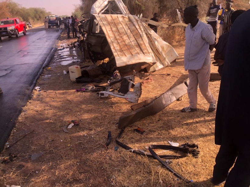 Accident sur la route de porokhane Macky Sall remet 15 millions aux familles des victimes