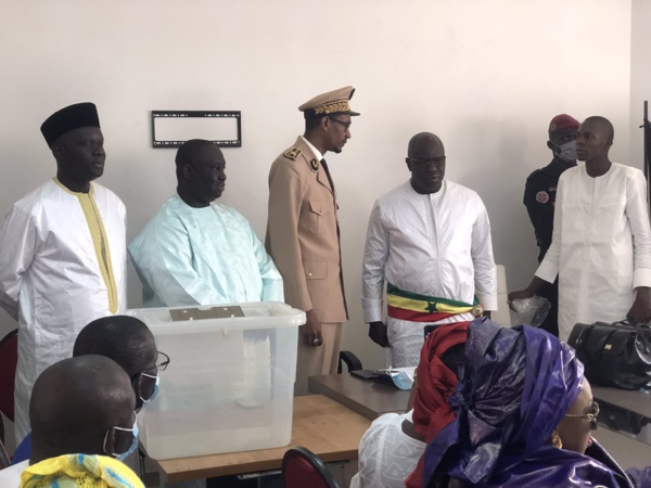 Tensions et imbroglio à Guédiawaye: Aliou Sall accusé par Ahmet Aidara d'acheter les conseillers pour être majoritaire Tensions et imbroglio à Guédiawaye: Aliou Sall accusé par Ahmet Aidara d'acheter les conseillers pour être majoritaire