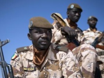 Des soldats maliens patrouillent à Gao. AFP/JOEL SAGET