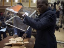 Les parlementaires du CNT ont donné une majorité de leurs suffrages à Catherine Samba-Panza, maire de Bangui, âgée de 59 ans. REUTERS/Siegfried Modola