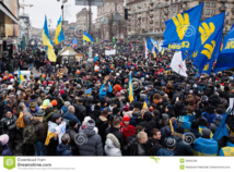Ukraine : manifestants et policiers se regardent en chiens de faïence Ukraine : manifestants et policiers se regardent en chiens de faïence
