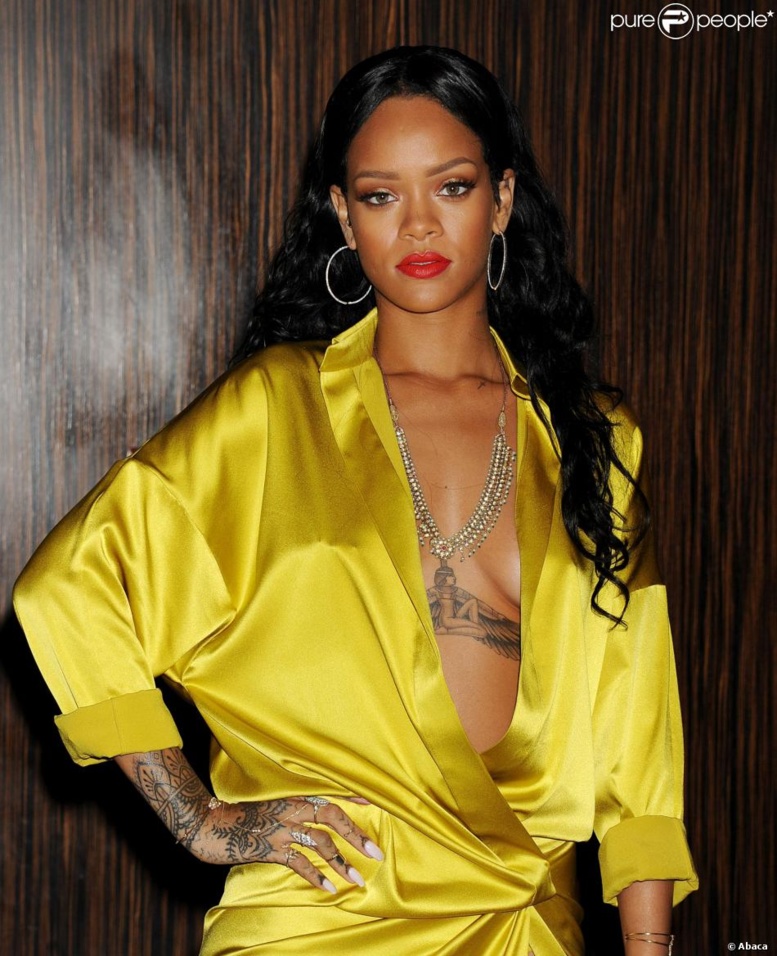 Rihanna, sexy et ultradécolletée : Torride, elle affole les soirées pré-Grammys