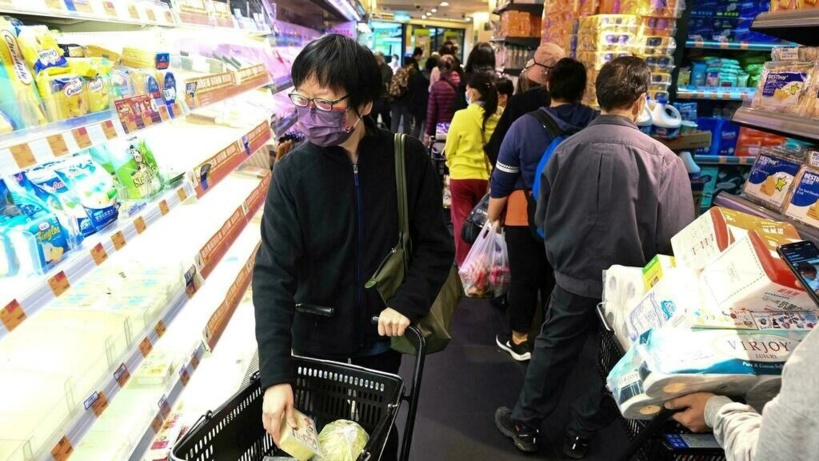 Hong Kong: la crainte d'un confinement entraîne une ruée vers les supermarchés Hong Kong: la crainte d'un confinement entraîne une ruée vers les supermarchés