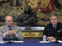 L'amiral Edouard Guillaud, chef d'état-major des armées depuis 2010 (d) et son prédécesseur, Jean-Louis Georgelin, lors de la conférence de presse du 10 avril 2009.