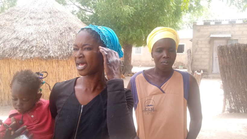 Ndeye Codou Dione, habillée en haiut noir et foulard bleu sur la tête Ndeye Codou Dione, habillée en haiut noir et foulard bleu sur la tête