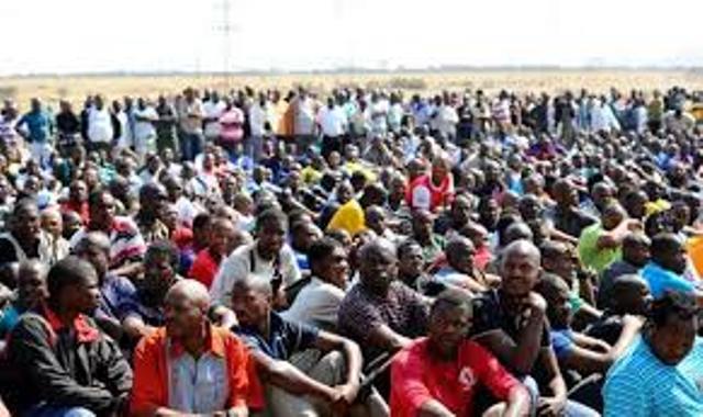 Afrique du Sud : les mineurs de platine continuent la grève