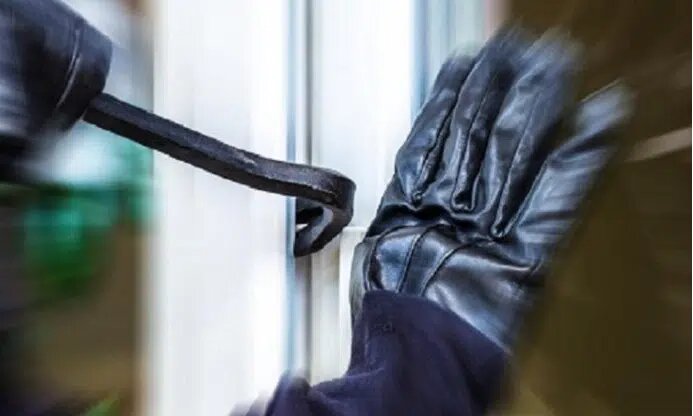 Yeumbeul : un cambrioleur trahi par ses habits et sandales abandonnés sur les lieux