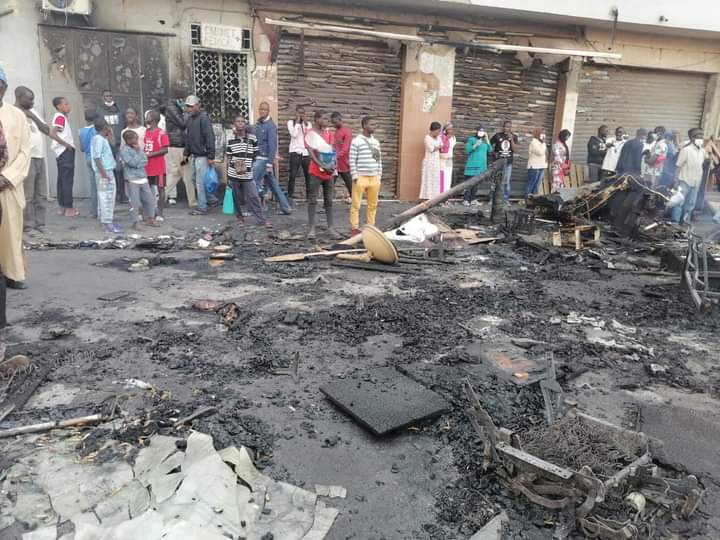 Incendie à la salle de vente : le feu a été maîtrisé, plusieurs dégâts matériels enregistrés (images) Incendie à la salle de vente : le feu a été maîtrisé, plusieurs dégâts matériels enregistrés (images)