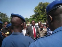Le président limogé de l'Uprona, Charles Nditije, entouré de quelques militants se heurte à un barrage de la police, le 1er février 2014. RFI/Esdras Ndikumana