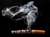Les hommes fumeurs boivent davantage que les autres. L'étude a donc été effectué sur 57 000 fumeurs. Getty Images/Photodisc/Nicholas Eveleigh