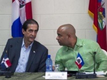 Le ministre dominicain à la présidence, Gustavo Montalvo (G) et le Premier ministre haïtien, Laurent Lamothe à Ouanaminthe, le 7 janvier 2014.