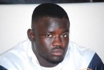Eumeu Sène en béquilles après sa défaite contre Modou LO Eumeu Sène en béquilles après sa défaite contre Modou LO