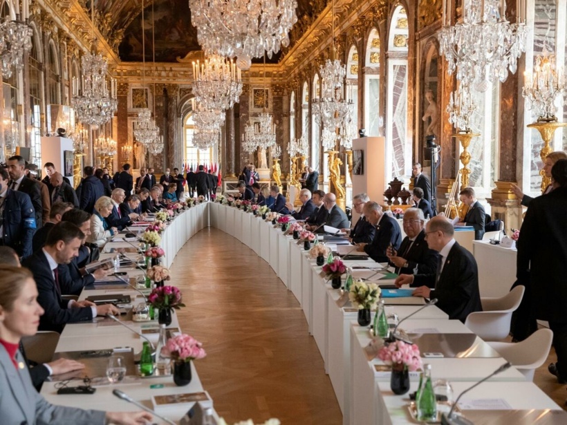 Sommet de Versailles : l'UE propose de doubler son aide militaire à l'Ukraine