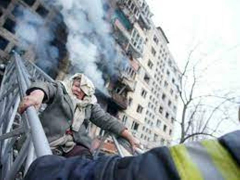 Guerre en Ukraine: un immeuble résidentiel bombardé à Kiev, un nouveau cycle de négociations attendu Guerre en Ukraine: un immeuble résidentiel bombardé à Kiev, un nouveau cycle de négociations attendu