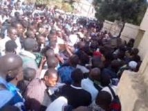 Sit-in au building administratif: les ex-agents de l'ANEJ, du FNPJ et l'AJEB prêts à tout pour...