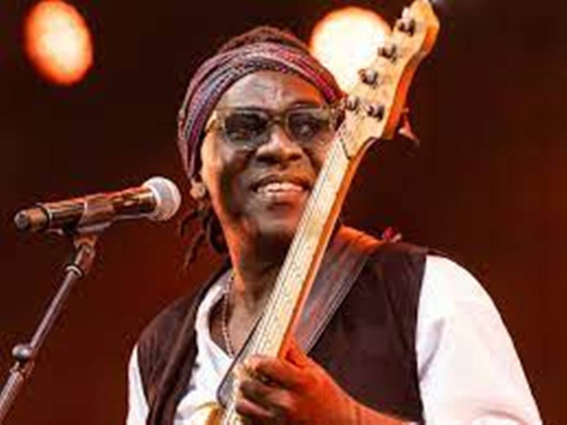 Le bassiste Richard Bona, naturalisé américain, déchire son passeport camerounais