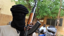 Deux islamistes du Mujao qui occupe la ville de Gao, dans le nord du Mali, le 16 juillet 2012.