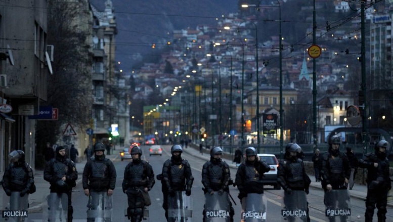 Sarajevo, le 10 février en fin de journée, des cordons de policiers tentent de contenir les opposants. REUTERS/Dado Ruvicrajevo