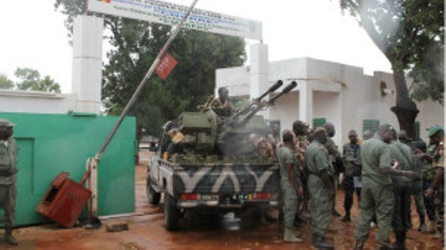 Des soldats maliens regroupés à l'entrée du camp de Kati, fief de l'ex-junte dirigée par Amadou Aya Sanogo.