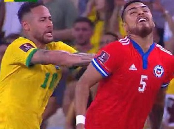 Brésil : Neymar suspendu face à la Bolivie après un geste d'humeur