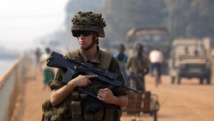 Un soldat de la force Sangaris dans les rues de Bangui, le 18 janvier 2014. REUTERS/Siegfried Modola