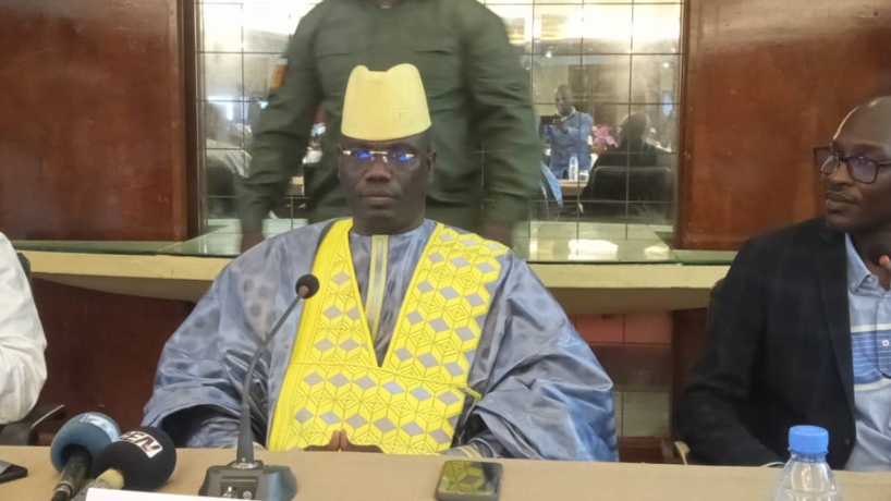 Cheikh Mbacké Bara Doly lance son mouvement et accuse des opposants d’avoir encaissé 3 milliards FCFA de Macky Cheikh Mbacké Bara Doly lance son mouvement et accuse des opposants d’avoir encaissé 3 milliards FCFA de Macky