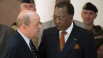 Le président tchadien Idriss Déby en compagnie du ministre français de la Défense Jean-Yves Le Drian