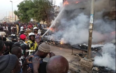 Incendie au marché Ocass : un magasin consumé par le feu