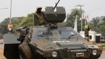 Des soldats de la Misca à Bangui, le 19 février 2014. La capitale centrafricaine a été secouée par des tirs et des explosions aux abords de l'aéroport ,