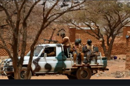 Burkina Faso: une vingtaine de civils tués dans l'attaque d'une mine d'or dans le nord du pays