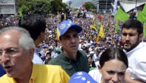 Henrique Capriles, en vert avec une casquette, le 22 février 2014 à Caracas. AFP PHOTO / JUAN BARRETO