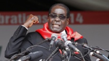 Le président zimbabwéen, Robert Mugabe, fêtant ses 90 ans à Marondera, le 23 février 2014. REUTERS/Philimon Bulawayo