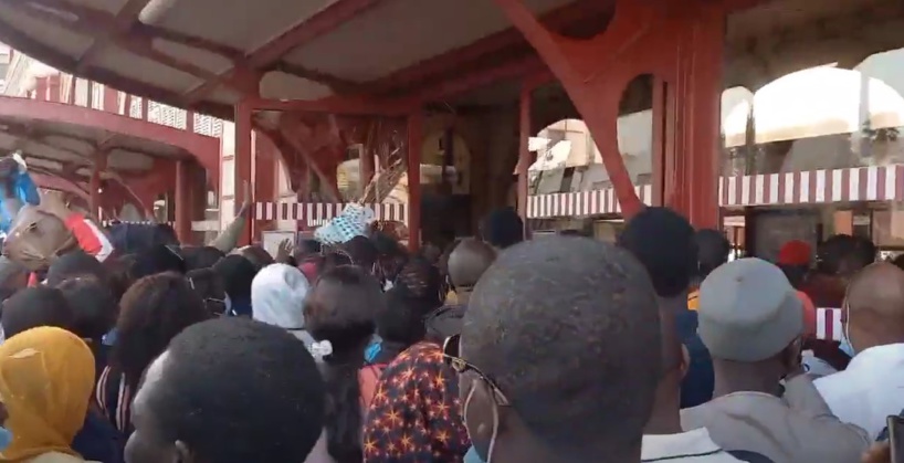 Bousculade à la Grande gare du Ter : les passagers cassent les vitres Bousculade à la Grande gare du Ter : les passagers cassent les vitres