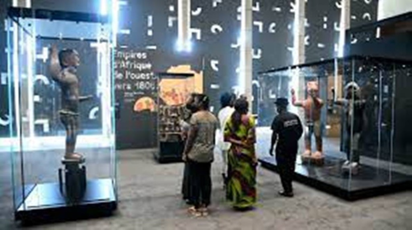 Au Bénin, forte affluence à l'exposition présentant les 26 œuvres restituées par la France