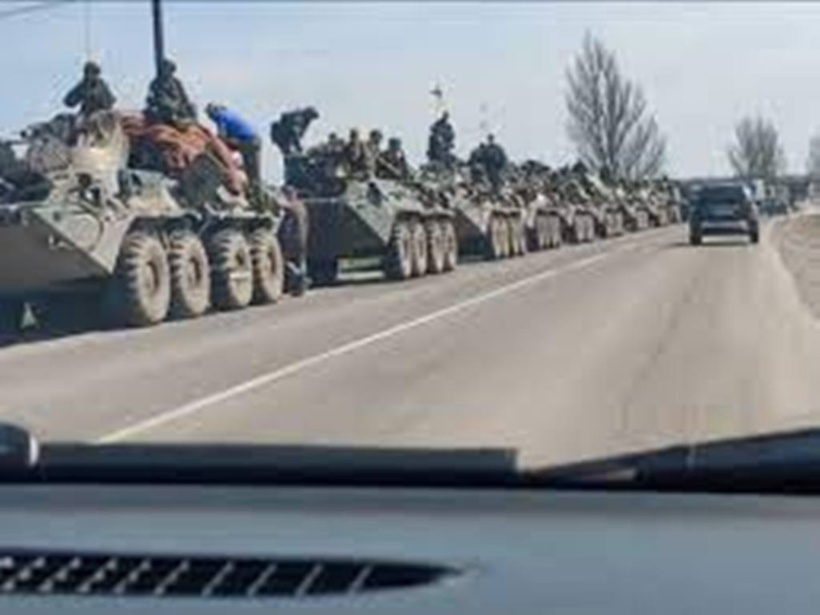 Des images amateur montrent des convois militaires russes se diriger vers le Donbass