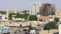 L'avenue Abdel Nasser, le premier «goudron»de Nouakchott qui allait de l'aéroport à la mer. En arrière-plan, les minarets de la mosquée saoudienne, construite en 1976 et le Khaïma Center, le plus haut immeuble de la ville.