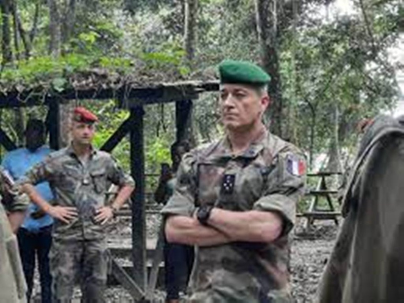 Le chef état-major de l’armée française Thierry Burkhard en visite au Gabon