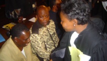 Le colonel Marcel Ntsourou (G), dans le box des accusés, lors du procès du Beach de Brazzaville en 2005.AFP PHOTO/GG Kitina